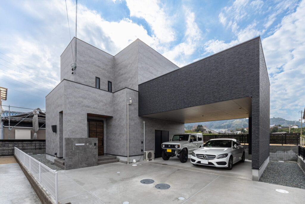 ガレージと吹抜けのあるホテルライクなお家